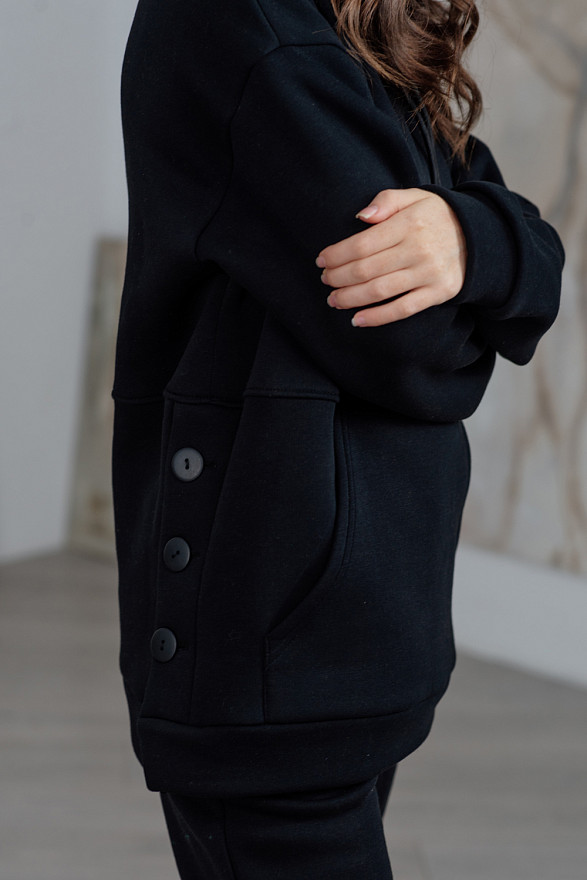 Черный свитшот с пуговицами и карманом кенгуру