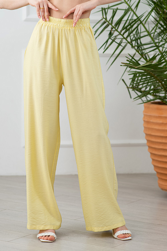 Лимонный костюм двойка свободного кроя.