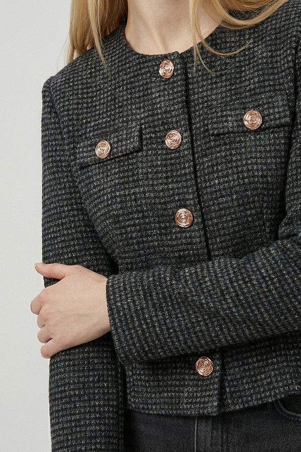 Чорний укорочений жакет із золотими гудзиками та складками на спинці
