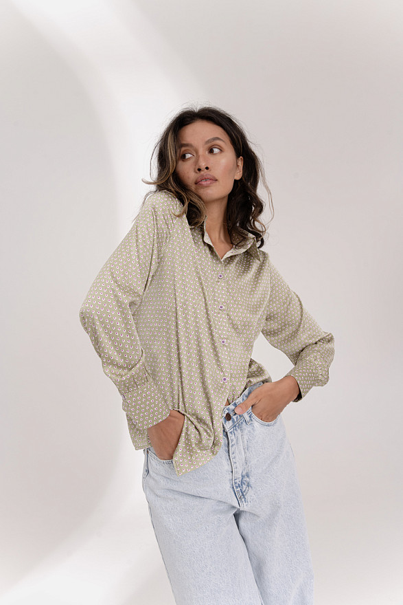 Елегантна блузка вільного крою оливкового кольору.