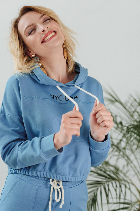 Кроп топ с надписью и капюшоном