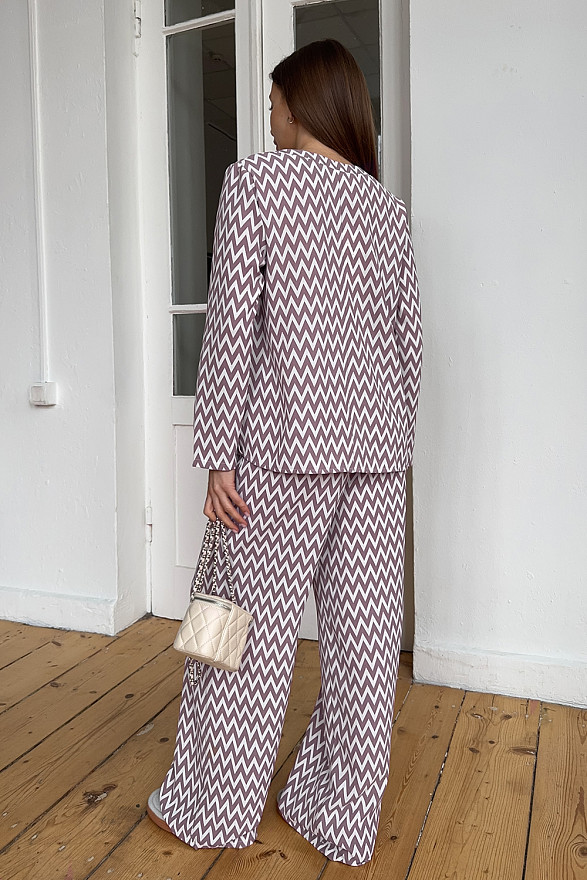 Рожевий брючний костюм з розрізами та фігурною горловиною