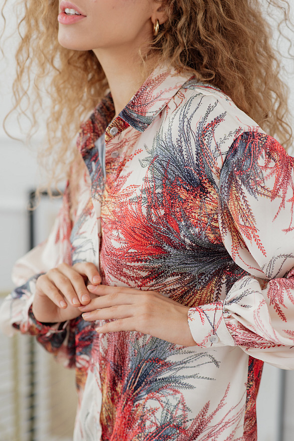 Шелковая блузка с объемным рукавом