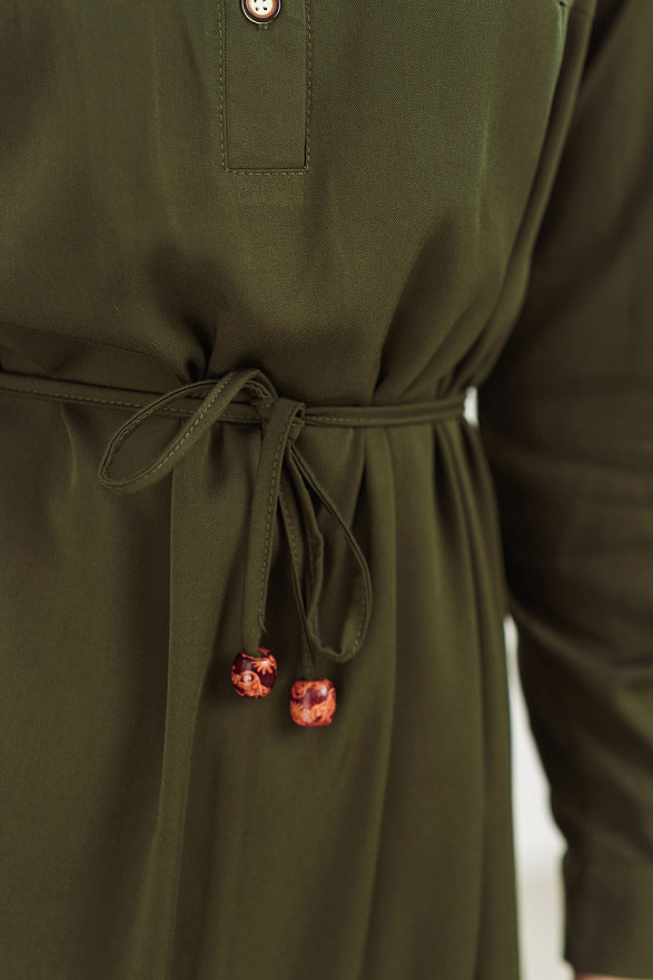 Платье хаки с завязками на талии