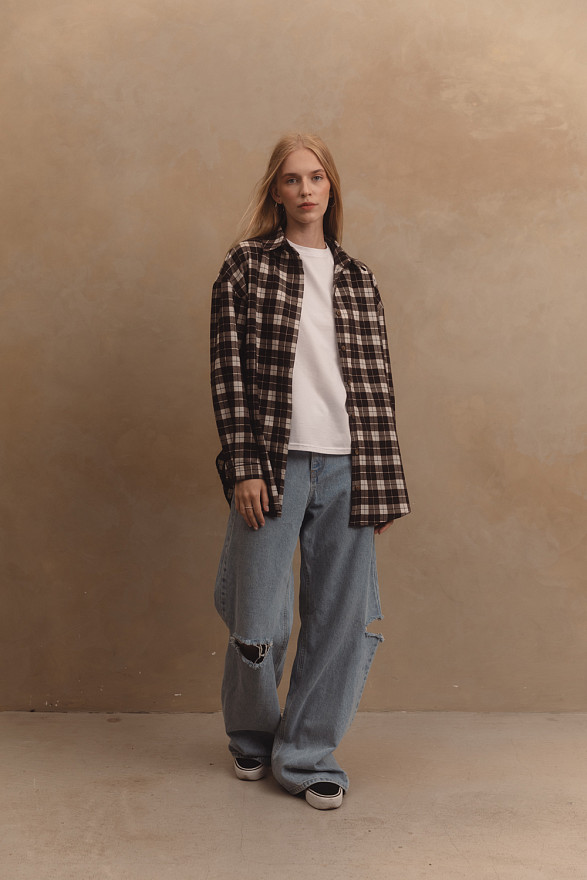 Коричневая рубашка в стиле оверсайз 