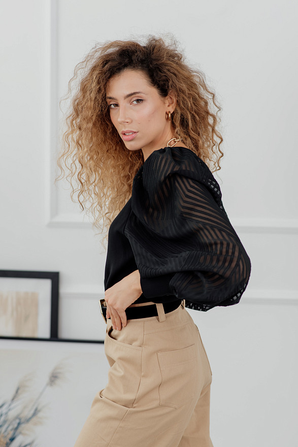 Черная блузка с открытой спиной