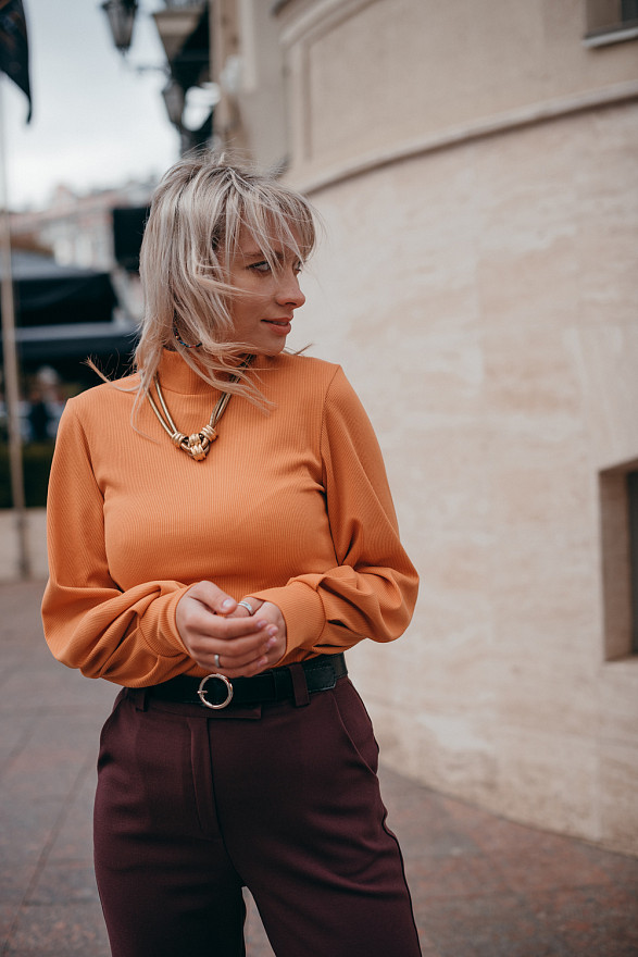 Трикотажный гольф с объемным рукавом