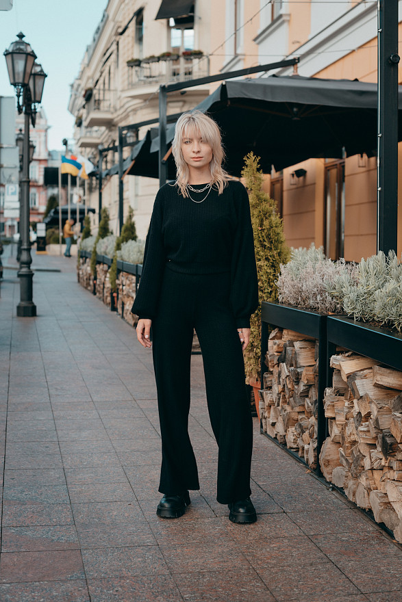 Knitted black trousers with elastic band 