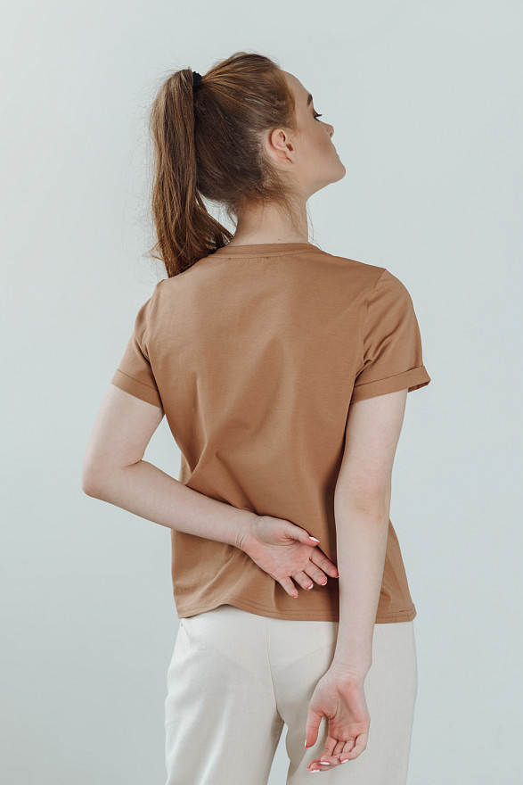 Бежевая футболка из хлопка
