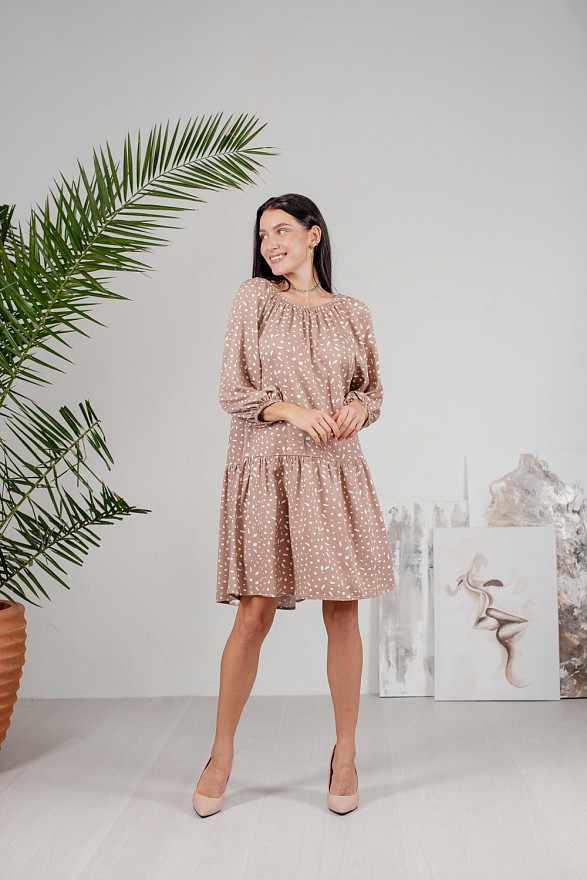 Бежева коротка сукня з абстрактним принтом