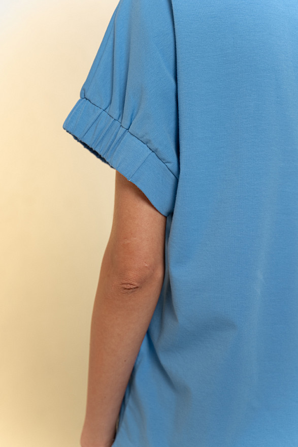 Синя футболка з круглою горловиною