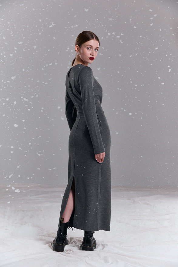 Сіра сукня з асиметричною збіркою