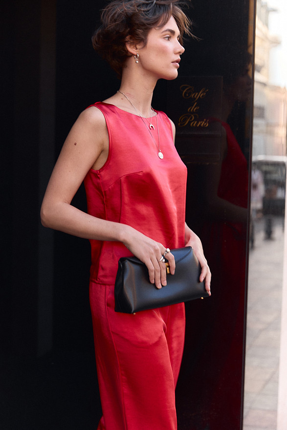 Червоний шовковий костюм