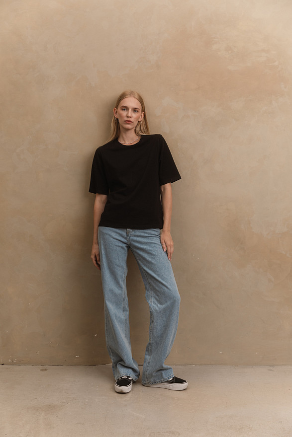 Чорна базова футболка з круглою горловиною