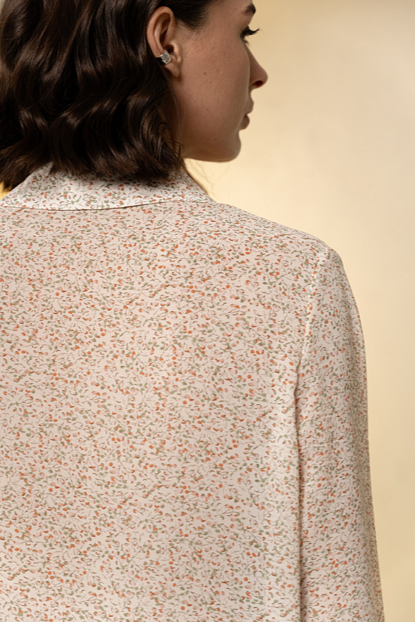 Кремова блуза вільного крою