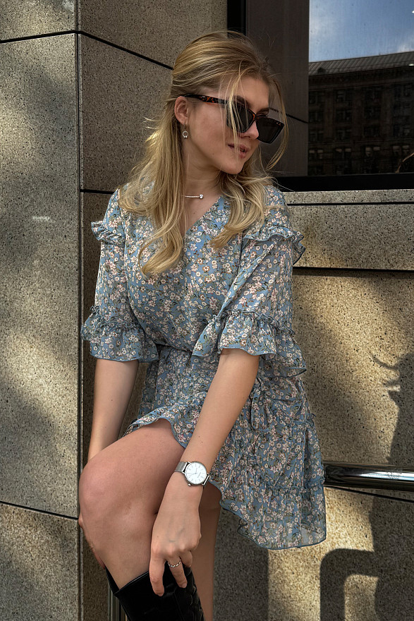 Голубое шифоновое платье