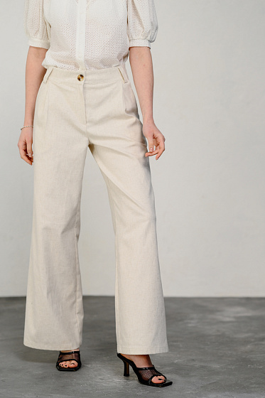 Mid-rise linen wide-leg trousers with pleats on the front halves and side pockets are a great choice for stylish yet comfortable wear. The linen fabric provides comfort in the heat, and the balanced design gives it an elegant look.