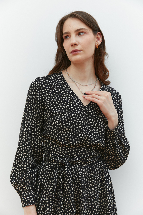 Чорне вільне плаття-міні з резинкою на талії