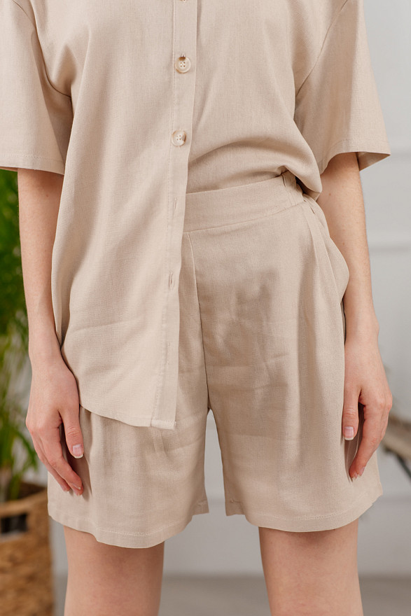 Бежевый летний льняной костюм