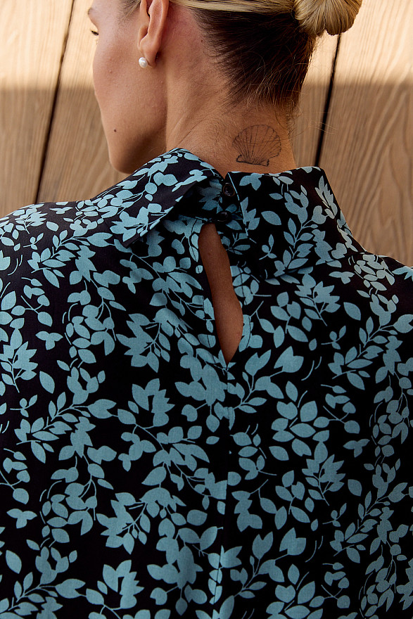 Бирюзовое свободное платье-трапеция с асимметричным низом