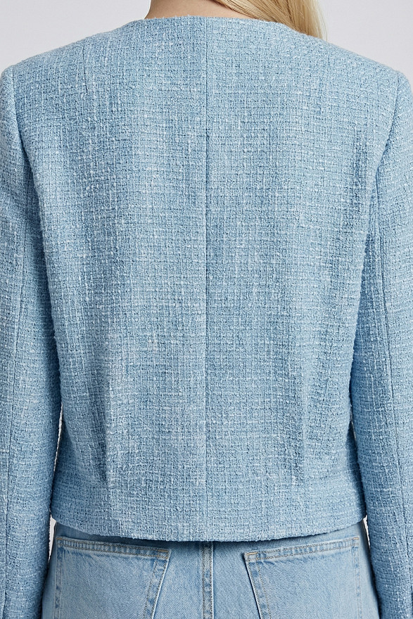 Блакитний укорочений жакет із золотими гудзиками та складками на спинці
