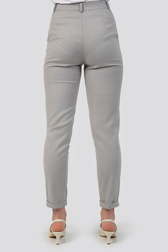 Розовые брюки чинос