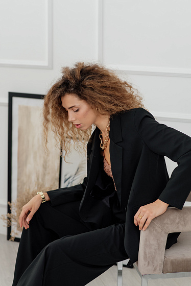 Жакет полуприталенного силуэта , с рельефом по спинке. Воротник пиджачного типа, застежка на две пуговицы.