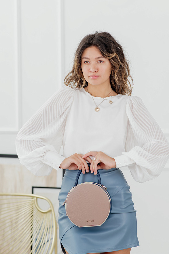 Белая блузка с объемным шифоновым рукавом