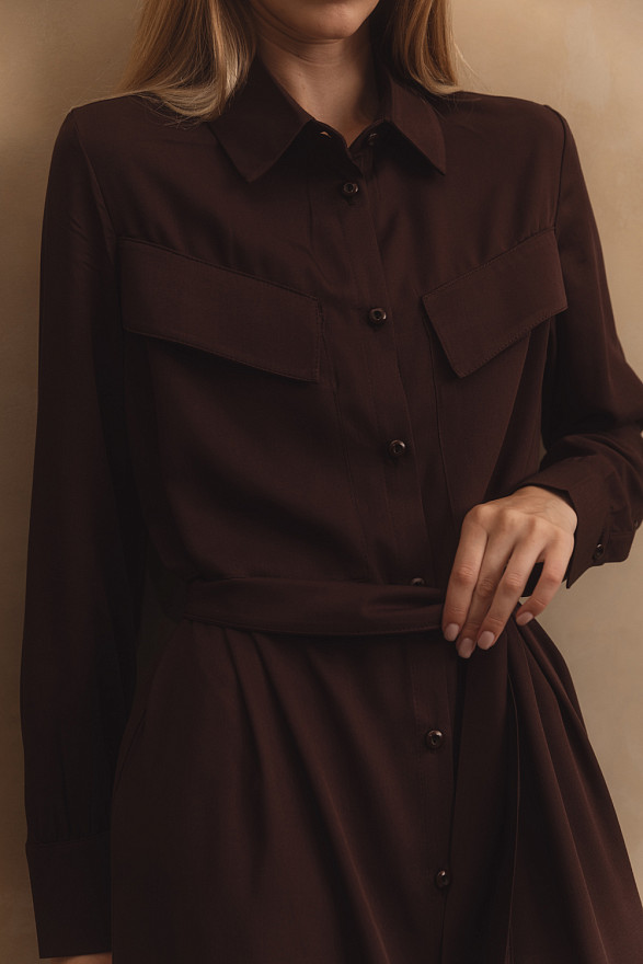 Свободное платье с накладными карманами цвета 