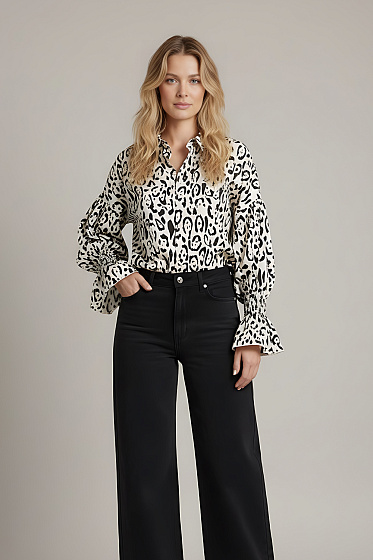 Сорочка з шовку Армані вільного крою з довгим рукавом на ґудзиках. Модель з акуратним стояче-відкладним коміром, м'яким спущеним плечем і витонченою рюшею по низу рукава. Легка та дихаюча тканина забезпечує комфорт та елегантний вигляд. Підходить для офісу, особливих випадків та повсякденних образів.