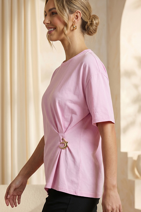 Pink asymmetrical loose t-shirt with a slit and a brooch