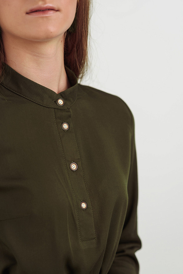 Платье хаки с завязками на талии