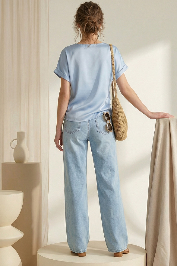 Голубой шелковый топ свободного кроя с цельнокроеными рукавами