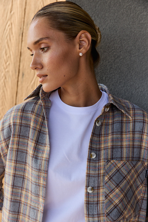 Серая рубашка в клетку