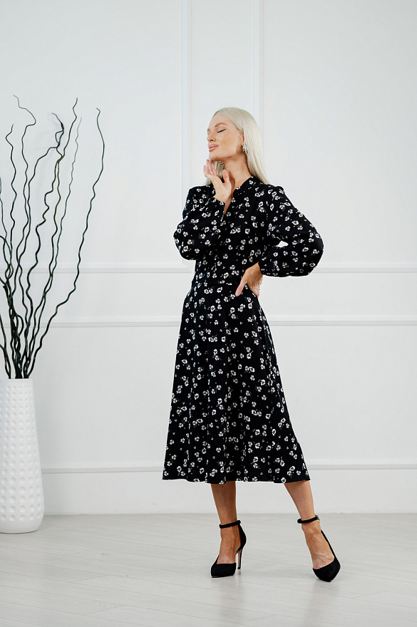 Чёрное классическое платье в цветочный принт. 