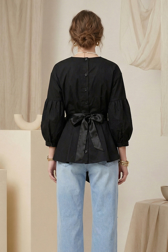 Чорна сорочка з ґудзиками на спинці