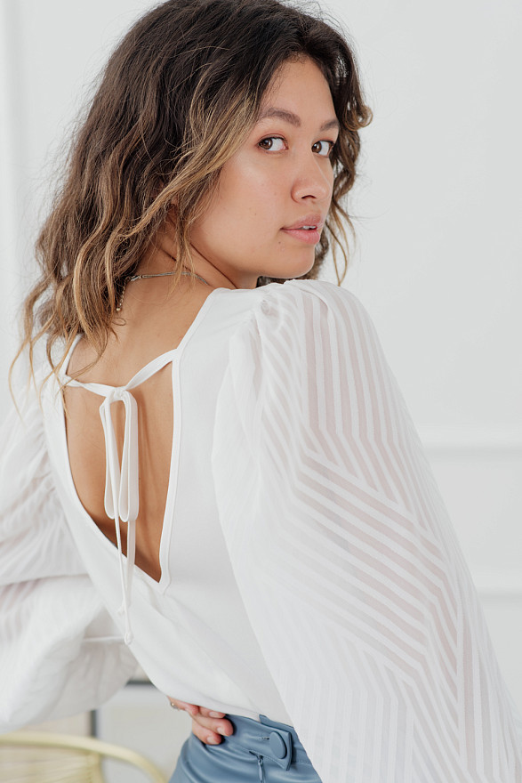 Белая блузка с объемным шифоновым рукавом