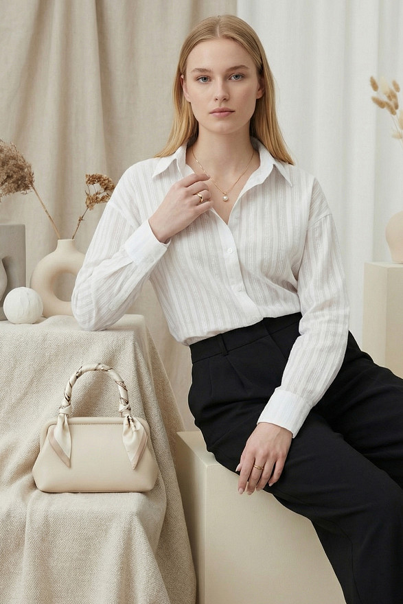 Классическая молочная рубашка свободного кроя