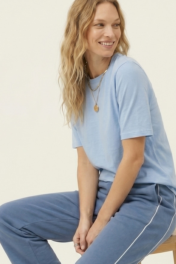 Голубая базовая футболка с круглой горловиной