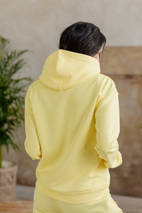 Желтый свитшот с надписью