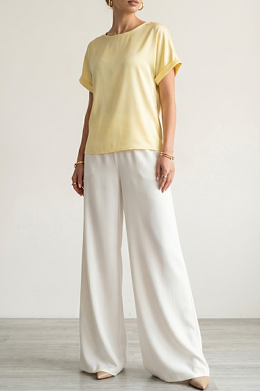 Relaxed-fit trousers with an elastic waistband and slanted pockets for a clean, refined silhouette. Designed to flatter the hip and waist area while maintaining a polished look. An easy wardrobe staple that pairs seamlessly with blazers, shirts and knitwear.