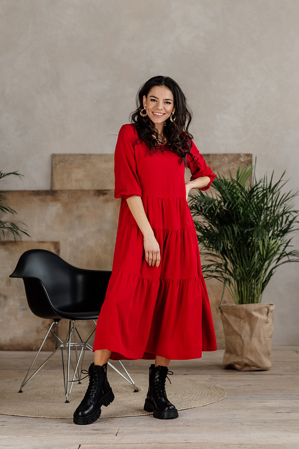 Красное миди платье с рюшами