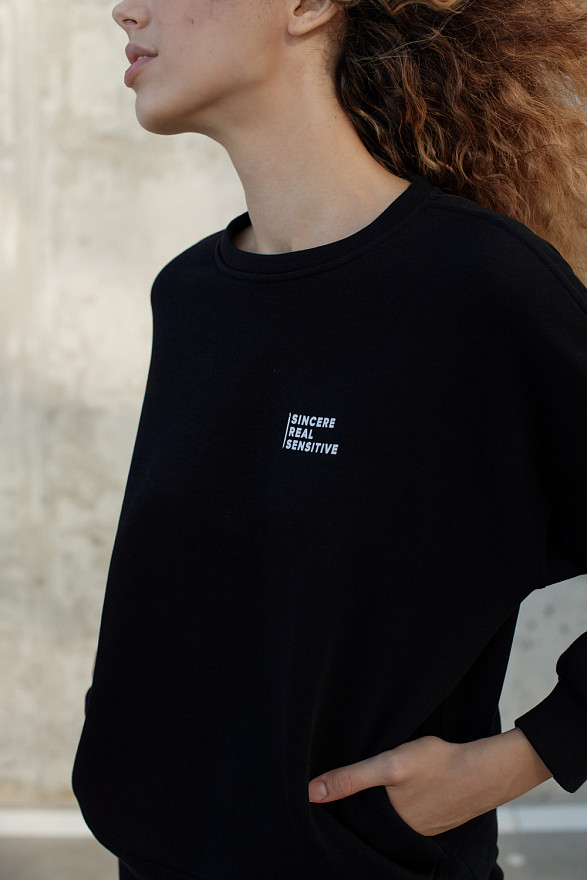 Чорний світшот з написом і кишенями