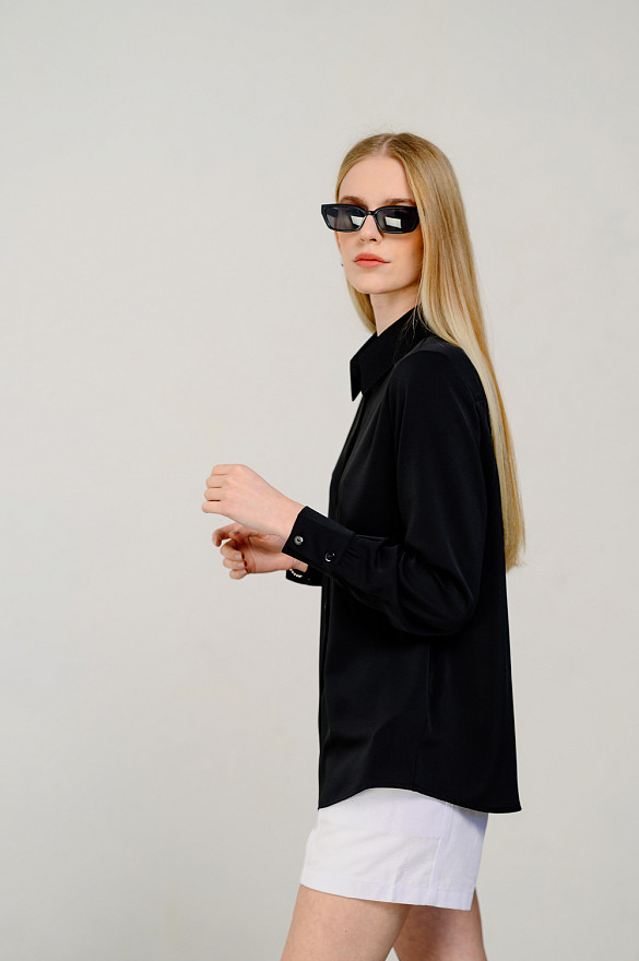 Чорна блуза в романтичному стилі