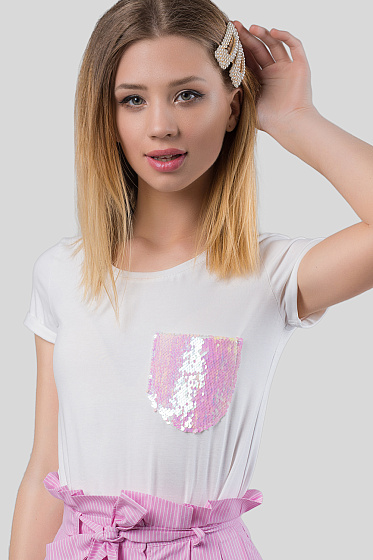T-shirt with double-sided sequin pocket.