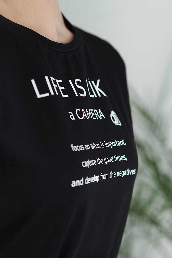 Чорна футболка з написом