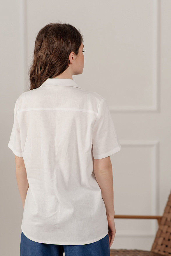 Белая льняная рубашка с пиджачным вырезом