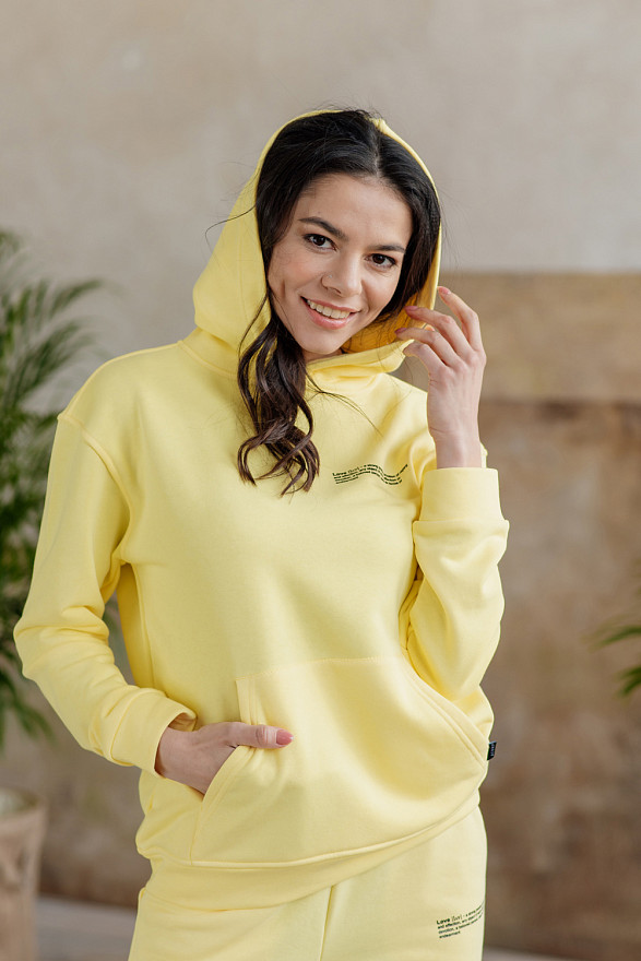 Желтый свитшот с надписью