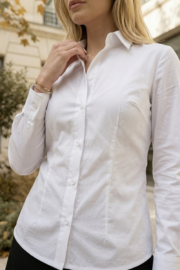 Белая классическая полуприталенная блузка