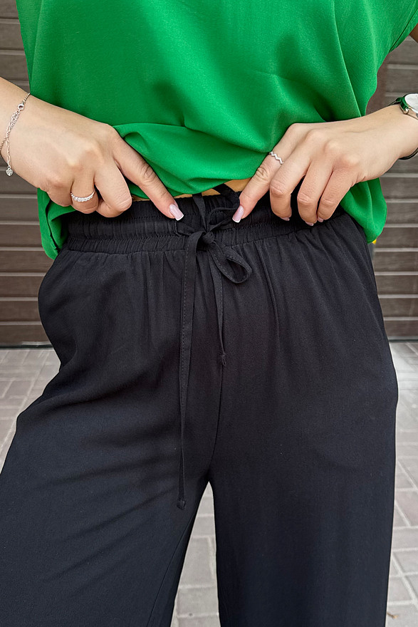 Черные свободные штаны на резинке